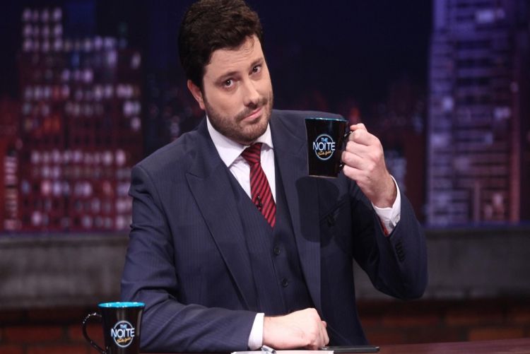 Danilo Gentili renova contrato com o SBT e vai completar 10 anos de The Noite