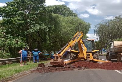 Interdição de trecho de via para manutenção de coletor de esgoto