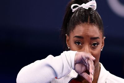 Mãe biológica de Simone Biles implora por perdão após abandono