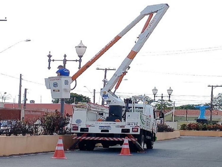 Furtos constantes de fios têm deixado Praça do Icaraí no escuro