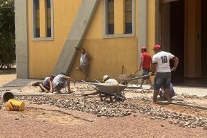 Prefeitura troca e reparos de pedras portuguesas nas Praças da Matriz e Central em Itirapina