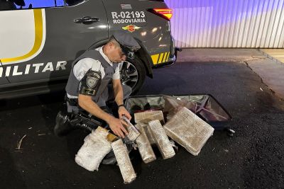 Fiscalização leva polícia a prender homem que escondeu drogas em bagageiro de ônibus