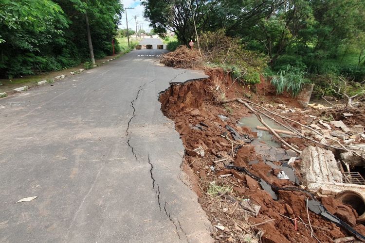 Após 7 meses, prefeitura abre licitação para construção de ponte e recuperação da erosão na rua General Osório