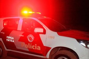 Bandidos armados assaltam mulher em ponto de ônibus