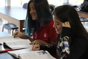 Câmara aprova PL que proíbe celulares em sala de aula, enquanto isso, escolas adotam medidas para reduzir uso excessivo entre jovens