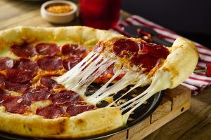 Homem tenta comprar pizza com cartão de débito/crédito furtado e acaba na CPJ