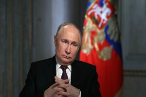 Rússia acusa EUA por &#039;ataque bárbaro&#039;; Putin revisa uso de armas nucleares