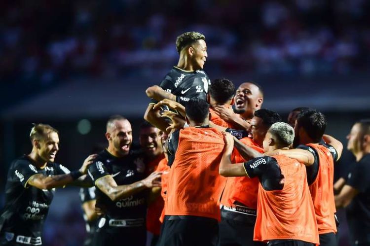 Corinthians bate o São Paulo no Morumbi lotado e encerra longo tabu