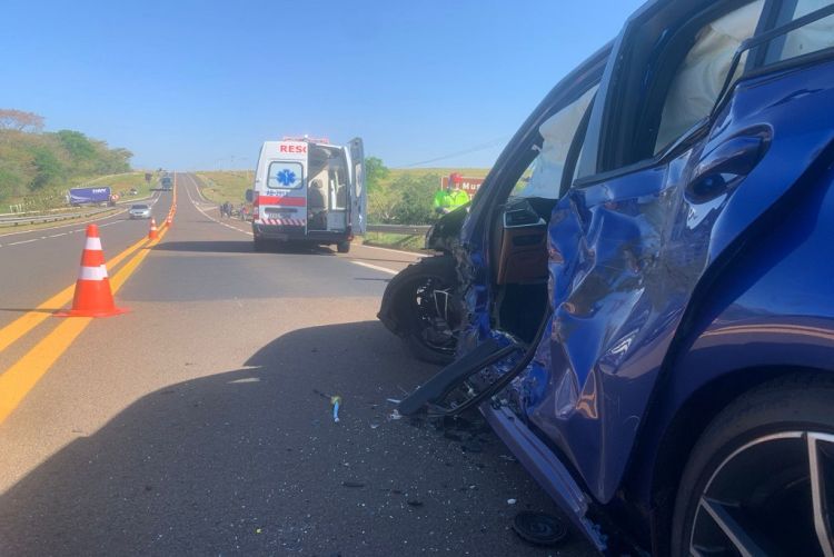 BMW e Caminhão se chocam na SP-318 em São Carlos