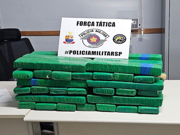 PM prende homem com 40 tijolos de maconha escondidos em caixa de som