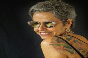 A cantora Klaudia Raab faz show no Sesc em homenagem à carreira de Gal Costa