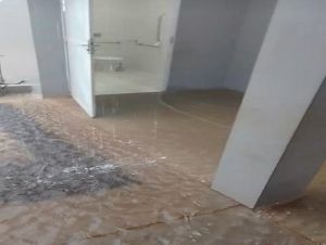 Água da chuva invade escola e crianças gritam de medo; Veja o vídeo