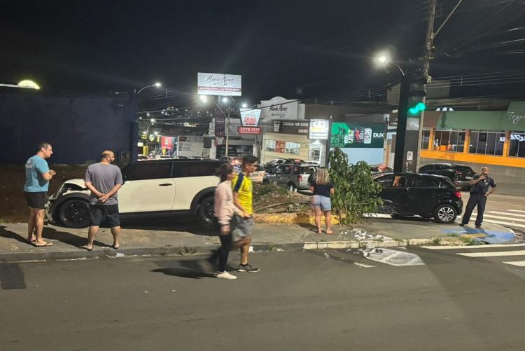 Motorista avança sinal vermelho e causa acidente na Av. São Carlos