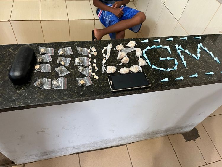 Adolescente é detido com crack, maconha e cocaína no Santa Angelina