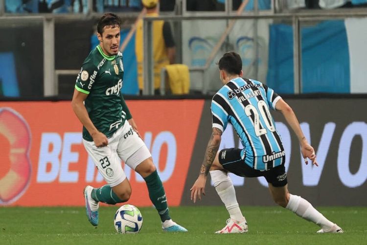 Palmeiras perde do Grêmio e desperdiça chance de diminuir vantagem do líder Botafogo