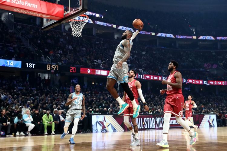 LeBron James enterra no All-Star Game 2022 — Foto: Tim Nwachukwu/Getty Images