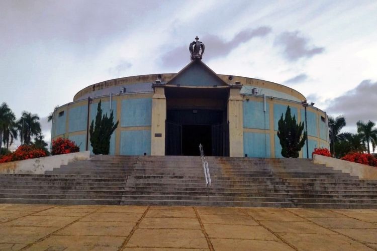 Bandido rouba dinheiro depois de invadir igreja