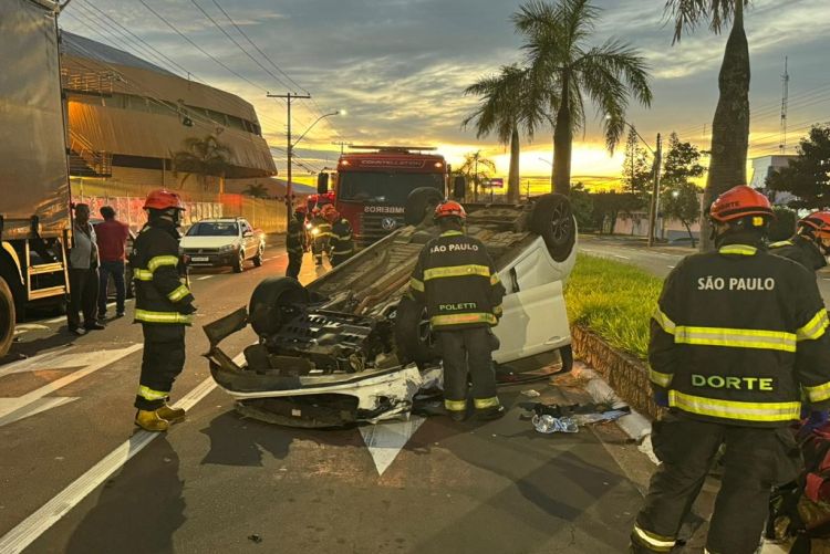 Carro capota após acidente envolvendo três veículos na AV. Getúlio Vargas