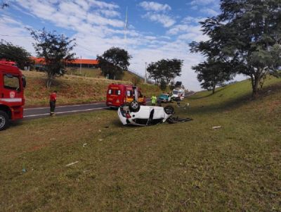 Motorista fica ferido após capotamento na SP-255