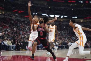 Coby White marca 42 pontos, Bulls batem Hawks e ficam a uma vitória dos playoffs da NBA