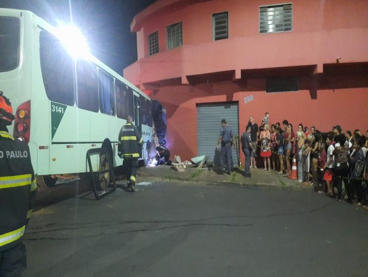 Motorista passa mal, perde controle do ônibus, invade calçada e mata pedestre no Cidade Aracy