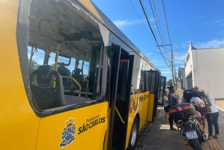 Acidente entre ônibus e caminhão deixa passageira ferida