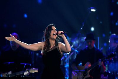 Laura Pausini revisita 30 anos de carreira em show eletrizante em São Paulo