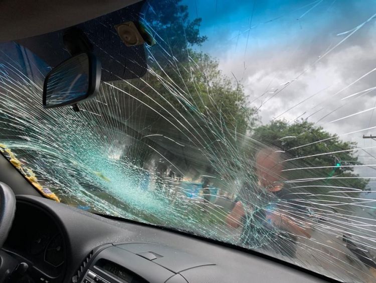 Jaca cai e destrói para-brisa de carro na Av. Henrique Gregori