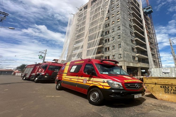 Bombeiros socorrem trabalhador após &#039;travar&#039; a coluna em prédio