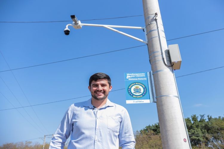 Vereador Bruno Zancheta acompanha instalações finais para entrega de sistema de monitoramento no Varjão