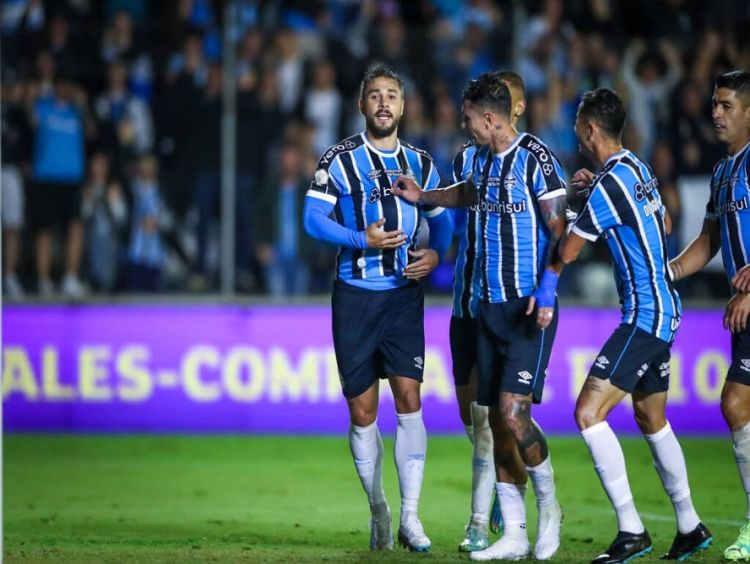 Santos estreia no Brasileirão com derrota para o Grêmio e Soteldo expulso