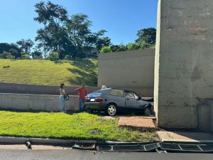 Motorista colide no Pontilhão da Praça Itália