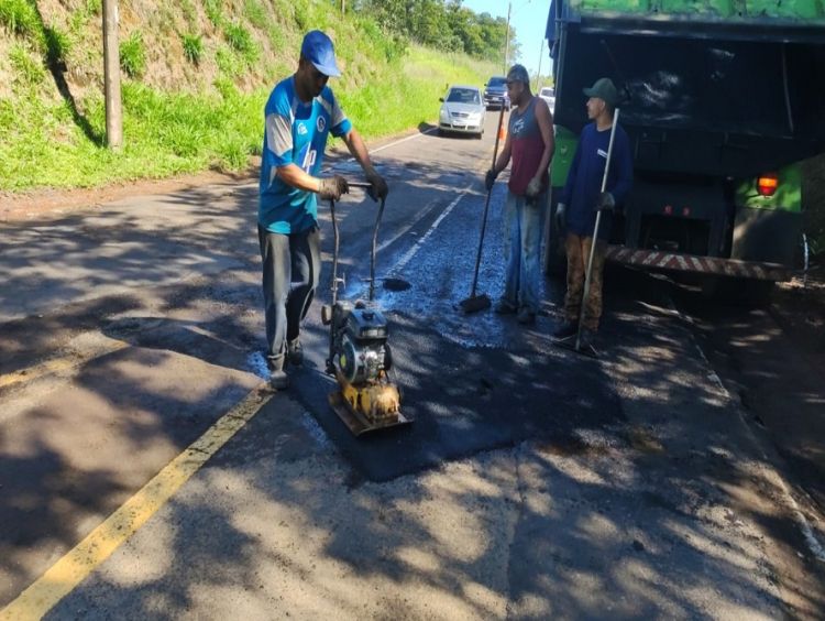 Secretaria de Serviços Públicos realiza operação tapa-buraco em vias atingidas pelas chuvas