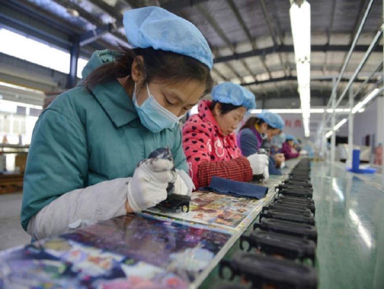 Mulheres trabalham na linha de montagem de uma fábrica de alto-falantes na cidade de Fuyang, leste da China, em 30 de novembro de 2022 © STR