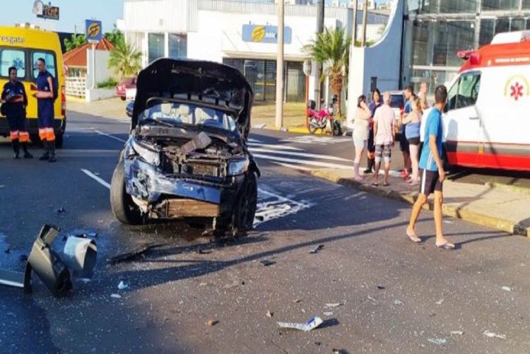 Carro causa acidente na Via Expressa