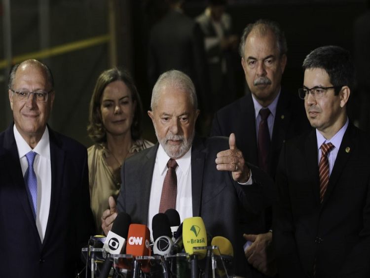 Lula diz que só definirá nomes para ministério após viagem ao Egito