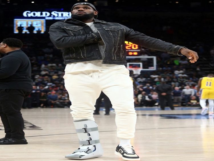 LeBron James tem lesão no tendão do pé e será reavaliado em 3 semanas