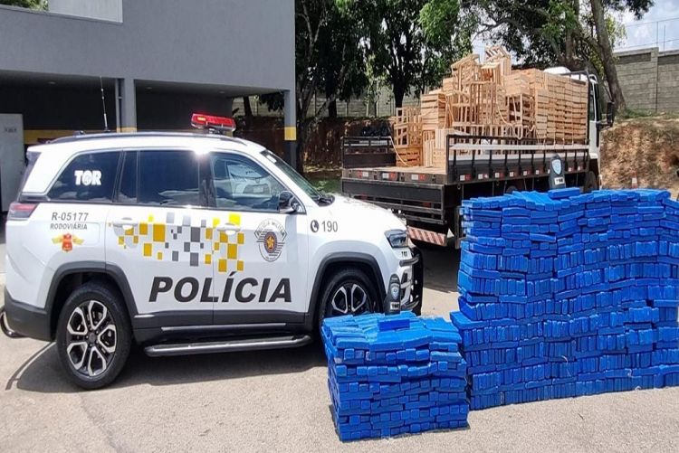 Caminhoneiro é preso com quase mil tijolos de maconha em meio a caixas de madeira