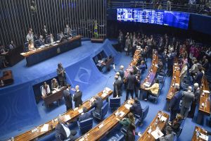 Projeto que enfraquece a Lei da Ficha Limpa avança no Senado