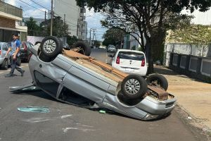 Carro capota em cruzamento no Santa Mônica