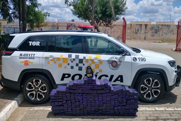 PM Rodoviária apreende menor com mais de 300 tijolos de maconha