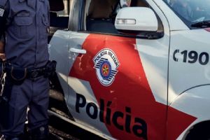 Comerciante detém bandido e recupera aparelho celular