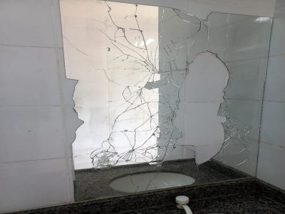 Banheiro do Jardim Público é alvo de vandalismo mais uma vez