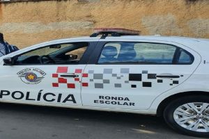 Estudantes brigam na porta de escola e acabam detidos