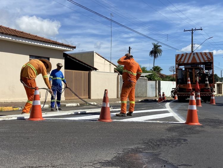 Prefeitura revitaliza sinalização horizontal das vias da cidade