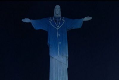 Cristo Redentor é &#039;vestido&#039; de Silvio Santos em homenagem