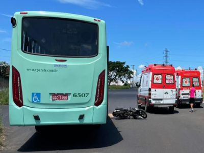 Motociclista fica em estado grave após colidir contra ônibus