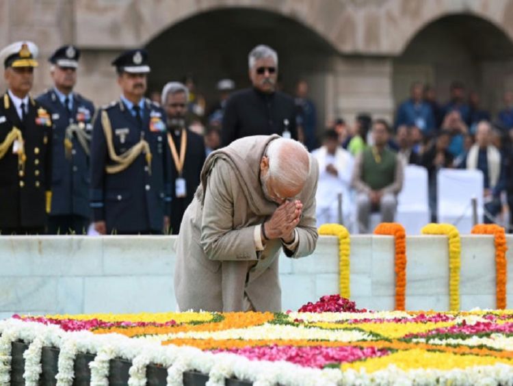 O primeiro-ministro Narendra Modi diante do memorial de Mahatma Gandhi, em Nova Délhi