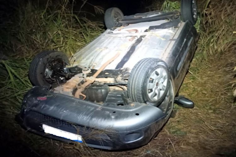 Veículo com jogadoras de vôlei capota em rodovia de Cardoso