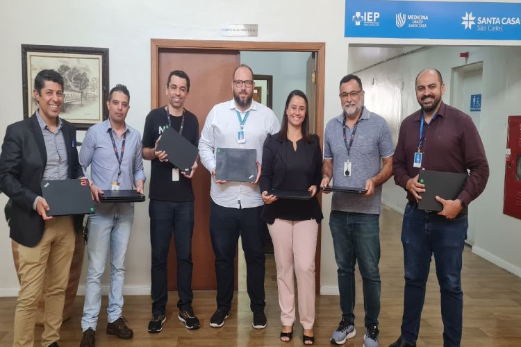 Santa Casa recebe doação de 15 laptops da Amdocs Brasil